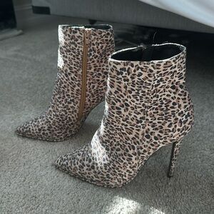 Size 6 USED LIKE NEW Qupid heeled boots